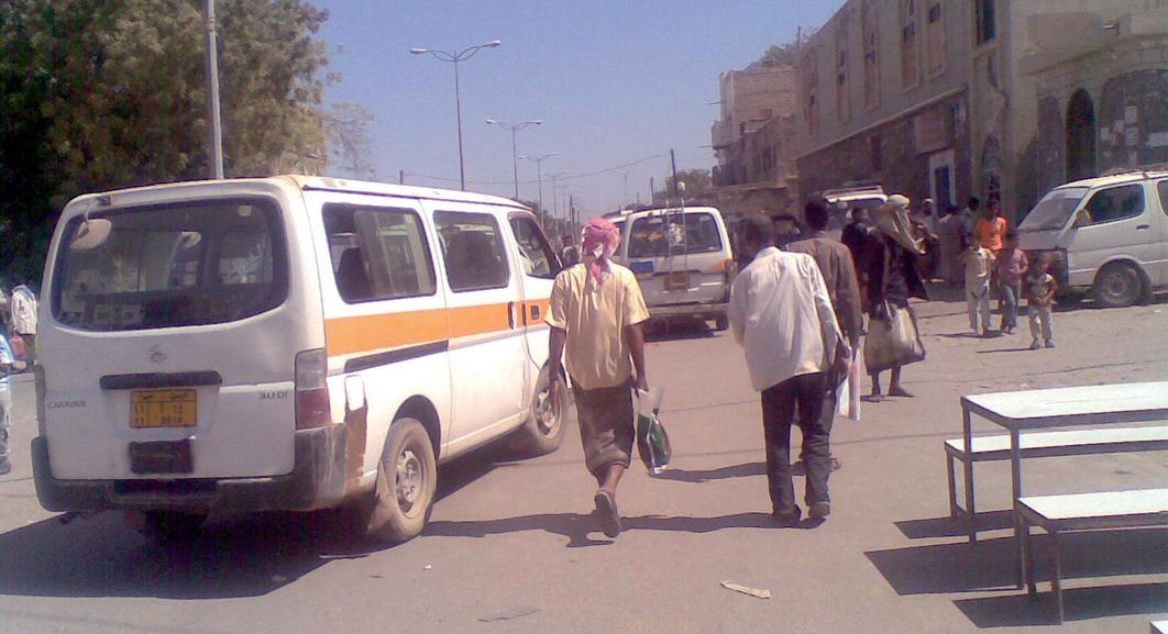 شلل شبه كامل لحركة المواصلات بين خنفر وزنجبار جراء إضراب سائقي باصات الأجرة عن العمل!