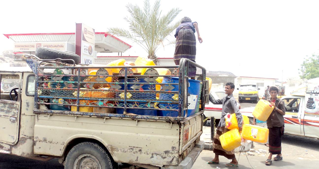 مواطنون بعدن: السلطة تنفذ سياسة العقاب الجماعي كجزء من صناعة الأزمات