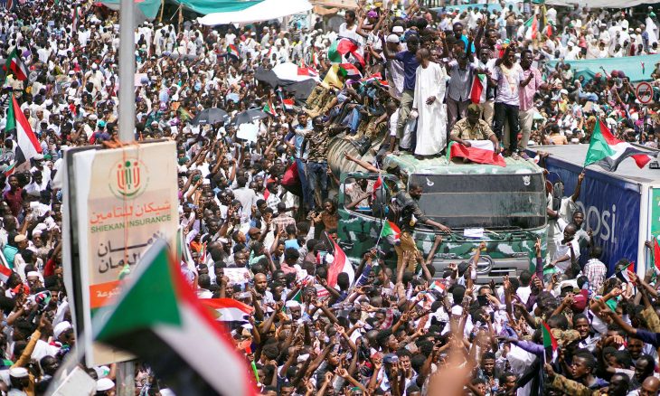 السودان.. مئات الآلاف يحتشدون في ميدان الاعتصام ضد العسكر بعد الإطاحة بالبشير