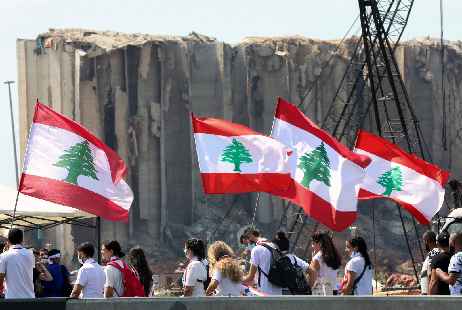 لبنان.. القاضي بيطار يستدعي مجددا حسان دياب و3 وزراء حول انفجار مرفأ بيروت