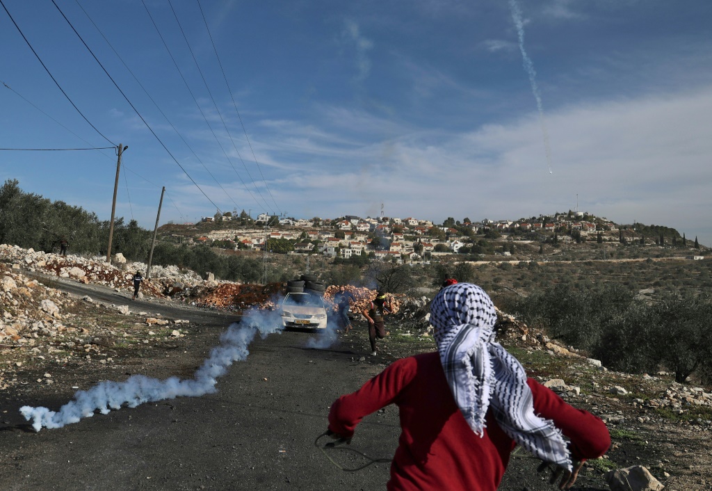 إصابة 24 فلسطينياً برصاص الجيش الإسرائيلي في الضفة