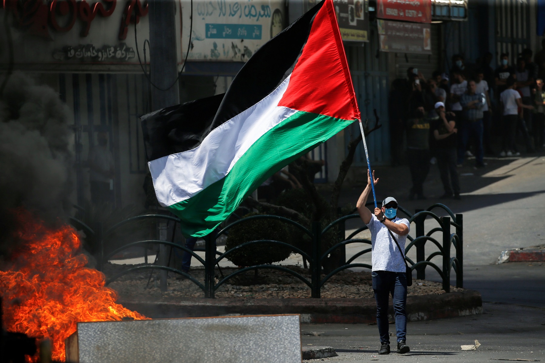 عشرات الجرحى إثر اعتداء الاحتلال على متظاهرين فلسطينيين.. وإصابة صحافية على الهواء مباشرة