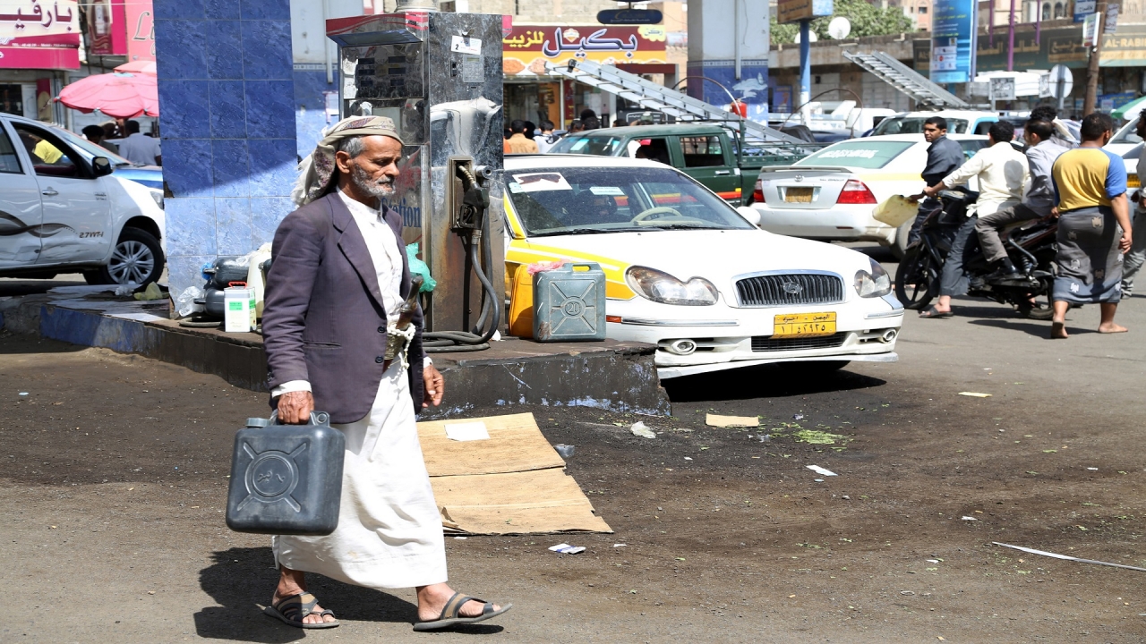 أزمات الوقود.. وسيلة الحوثيين السحرية للثراء والتجييش وخداع العالم منذ سبع سنوات