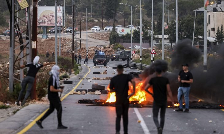 مستوطنون يغلقون طرقا ويعتدون على مركبات فلسطينيين بالضفة