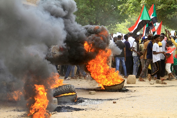 قوات الأمن تطلق الغاز المسيل للدموع على المتظاهرين في السودان