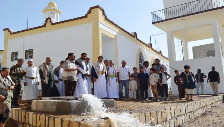 افتتاح مشروع مياه ومسجد في حي المغاوير للنازحين بمأرب بتمويل كويتي