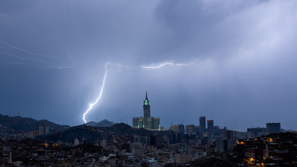 الأرصاد السعودية تطلق «الإنذار الأحمر» في مكة