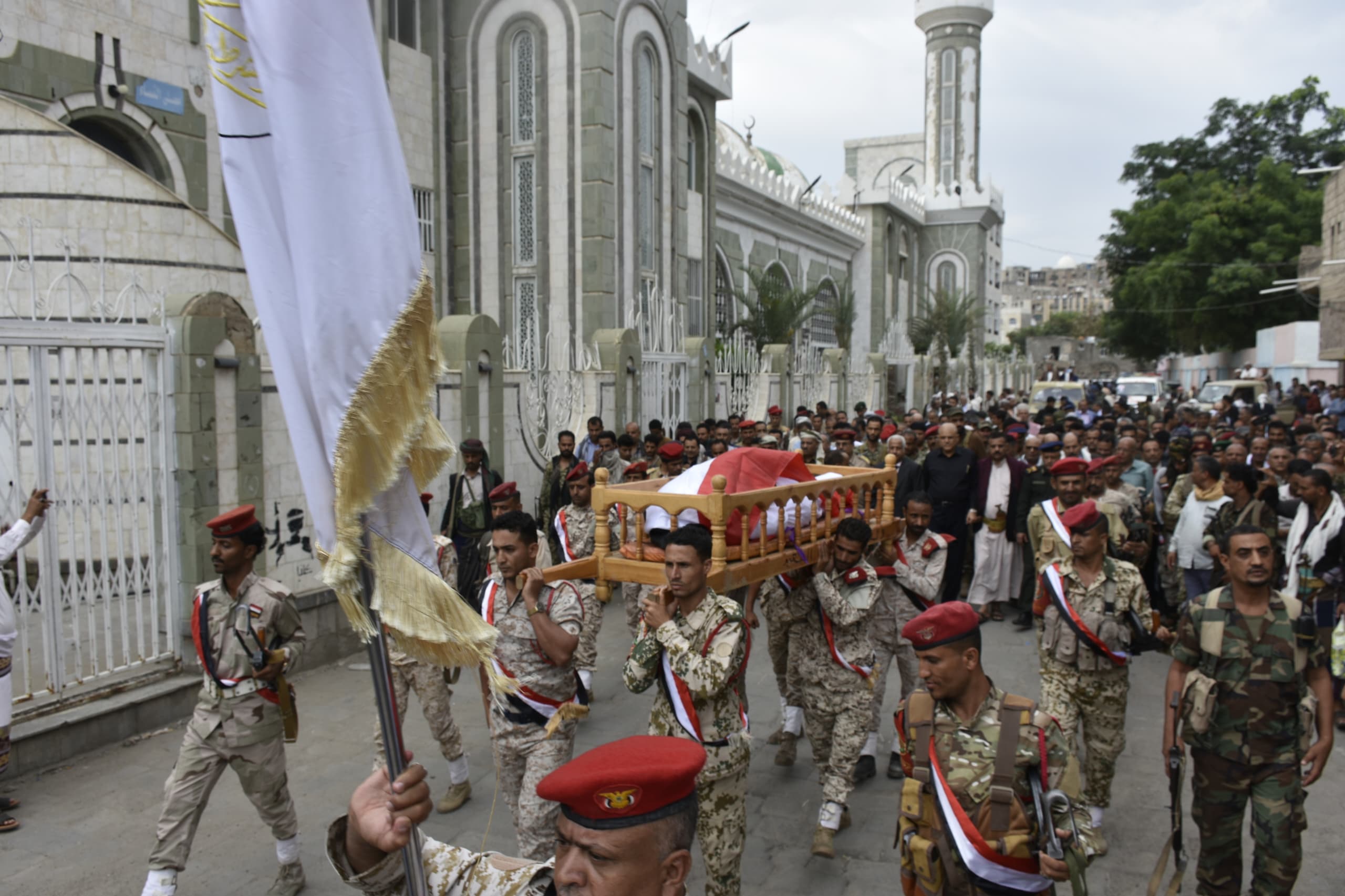 تشييع مهيب لجثمان الشهيد الرائد عدنان المحيا في تعز