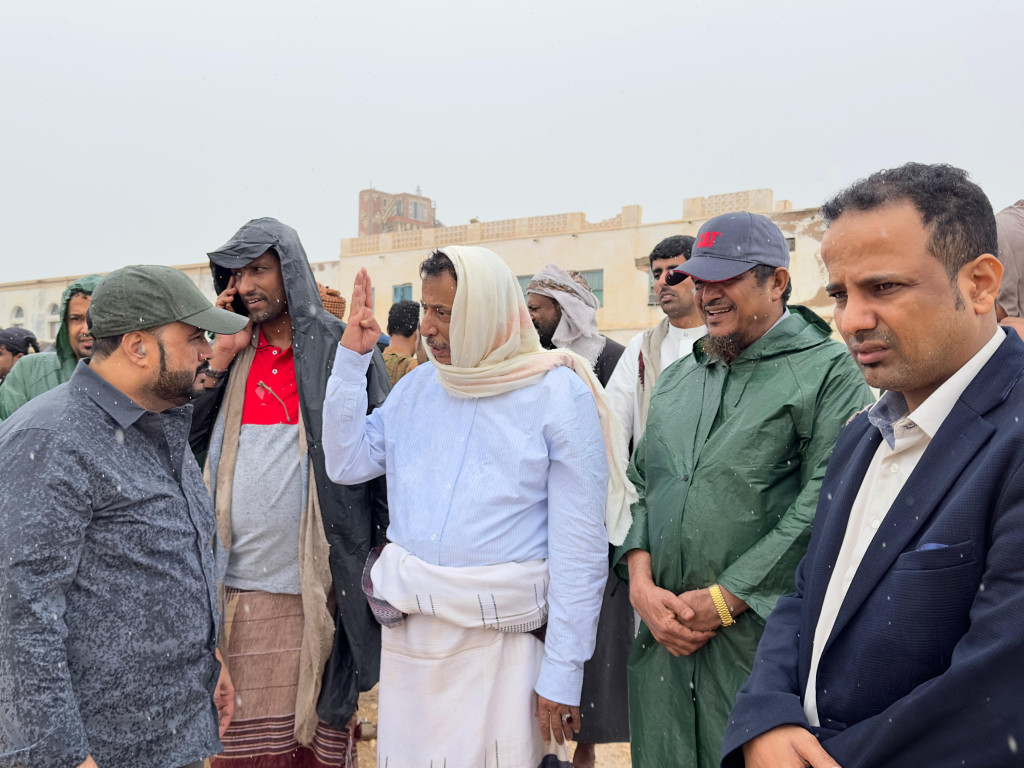 وزير الأشغال ومحافظ المهرة يتفقدان أضرار العاصفة المدارية 