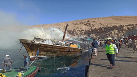 احتراق سفينة بميناء المكلا كانت في طريقها إلى سقطرى ومؤسسة موانئ البحر العربي تشكل لجنة للتحقيق في الحادثة