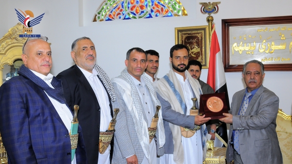 عقوبات جديدة تطال نجل مؤسس ميليشيا الحوثي وكيانات وأفراد يدعمون هجمات البحر الأحمر