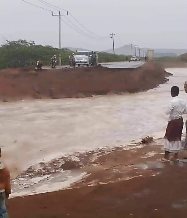 السيول تقطع الطريق الدولي الرابط بين عدن وحضرموت في منطقة جلعة بشبوة 