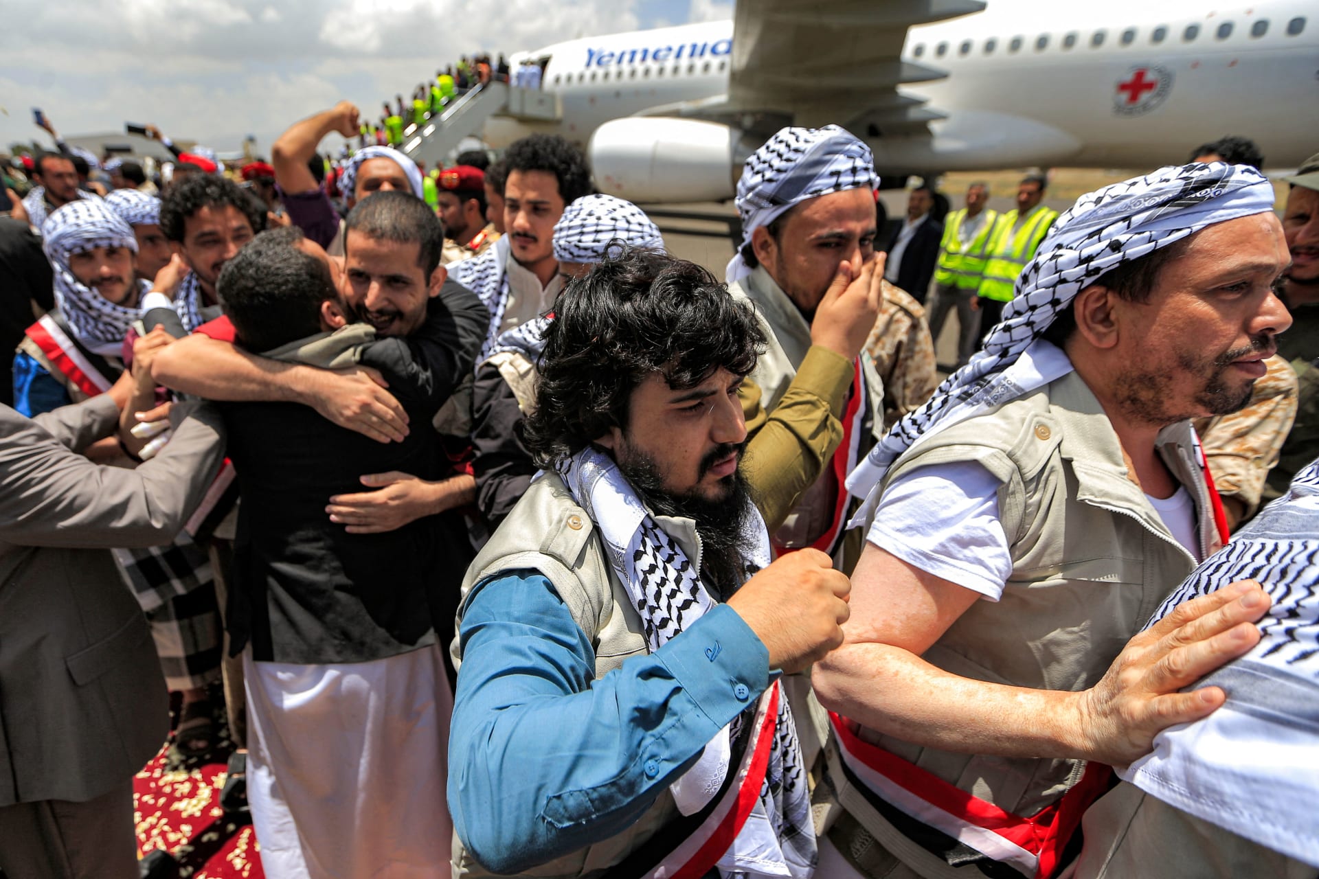 مركز حقوقي يدعو إلى إنهاء ملف المعتقلين السياسيين في اليمن قبل الدخول في أي تسوية سياسية للصراع