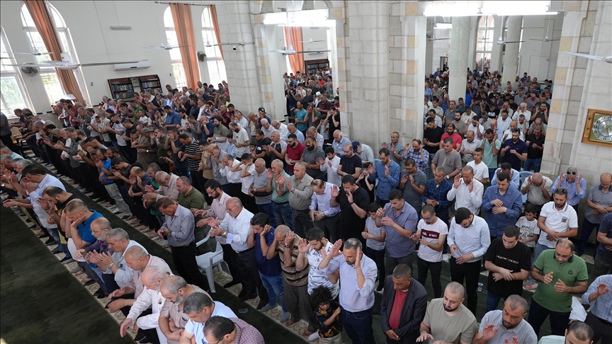 وسط انتشار مكثف لشرطة الاحتلال في القدس.. آلاف الفلسطينيين يقيمون صلاة الغائب على هنية بالمسجد الأقصى