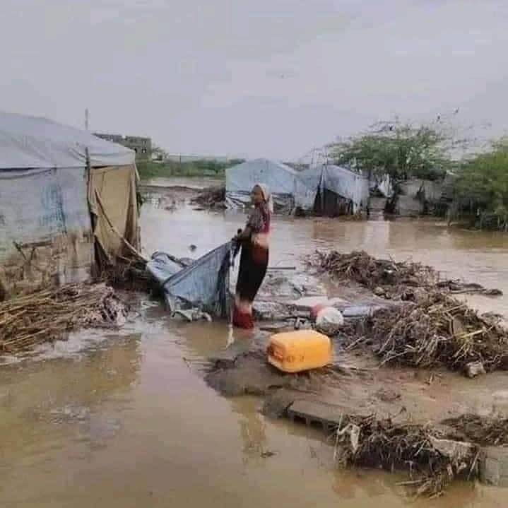 مصادر حكومية تحمّل الحوثيين مسؤولية غرق أحياء في الحديدة