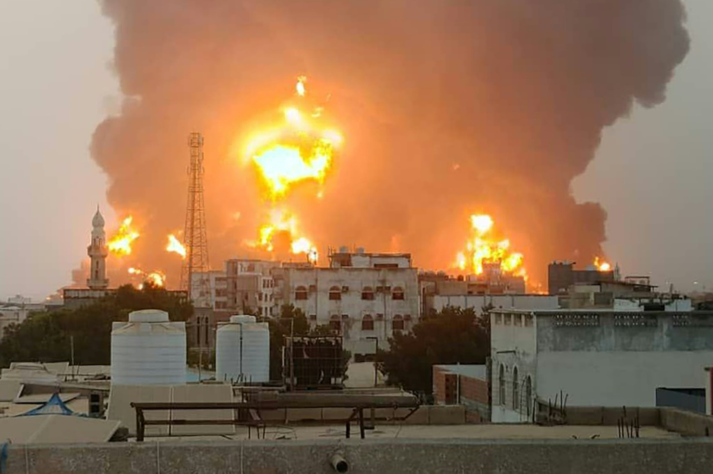 تحذيرات من التداعيات.. الحكومة تدين العدوان الإسرائيلي على الحديدة وتعده “انتهاكًا للسيادة”